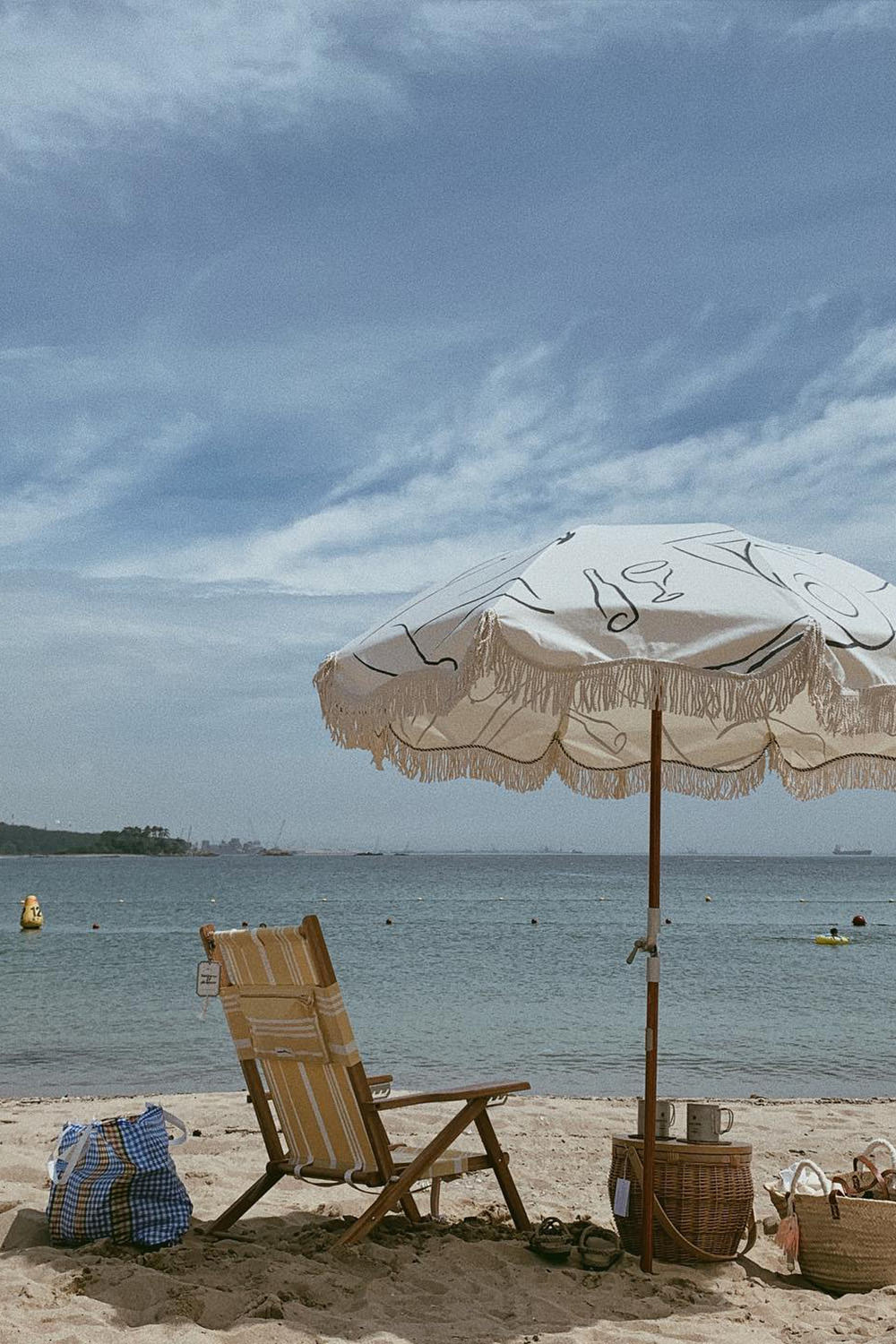 כיסא חוף טומי צהוב עם ידיות מעץ BUSINESS AND PLEASURE